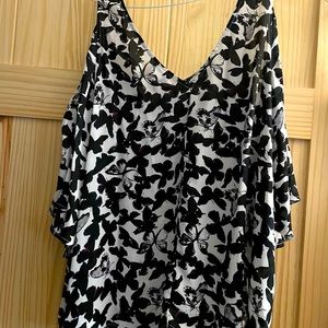 Torrid chiffon peephole shouldered butterfly top, size 00